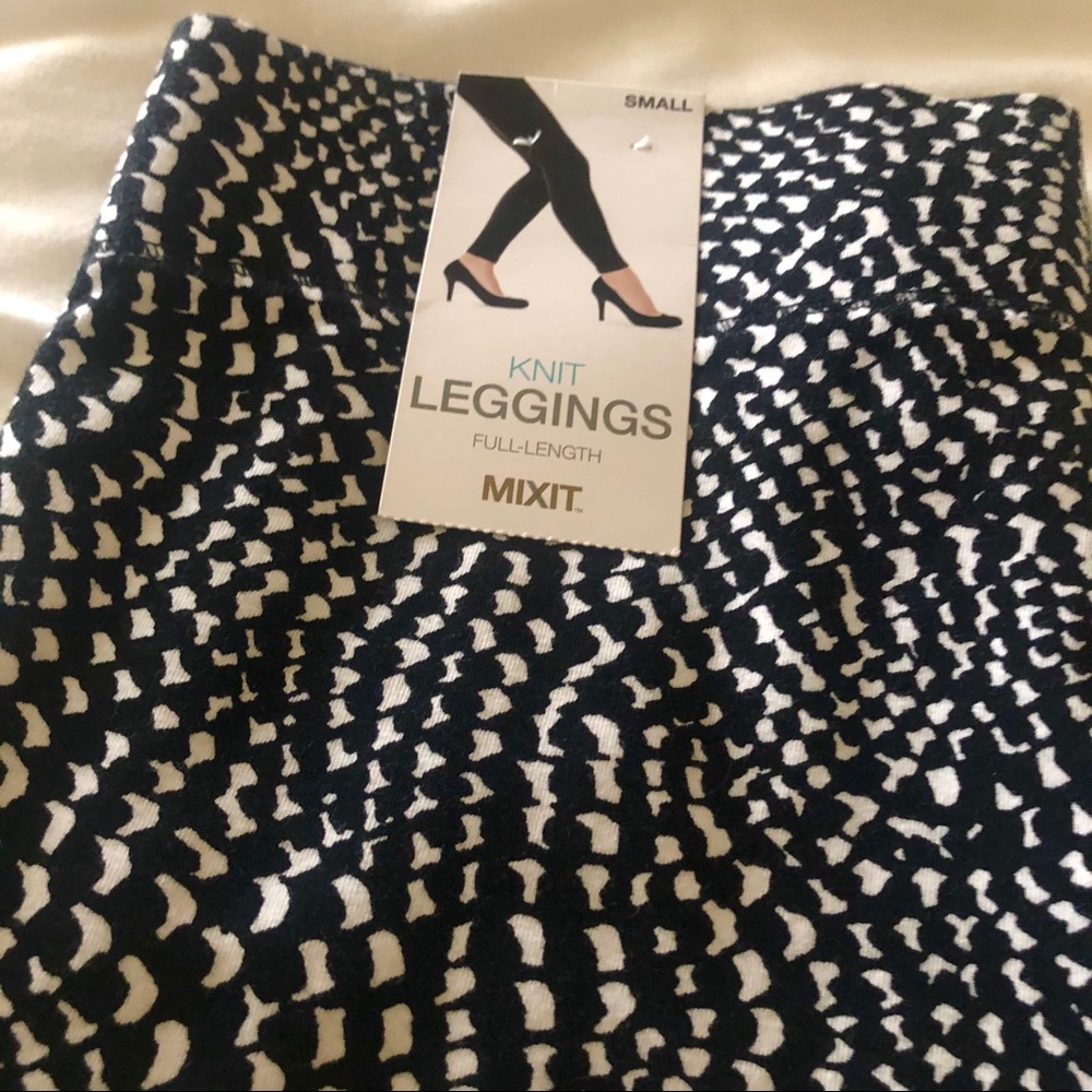 New! ▫️ Mix It Pattern Leggings ▫️ - Picture 3 of 4